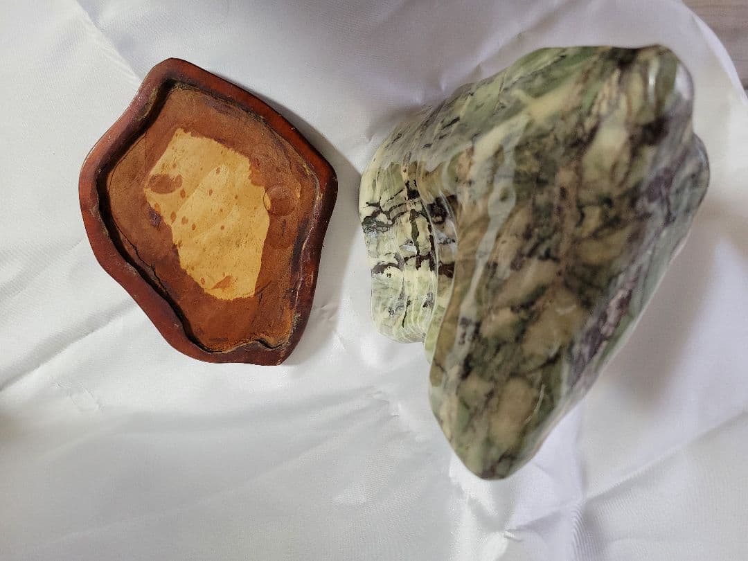 天然石　緑と黒の模様 木製台座付き　約5.７キロ